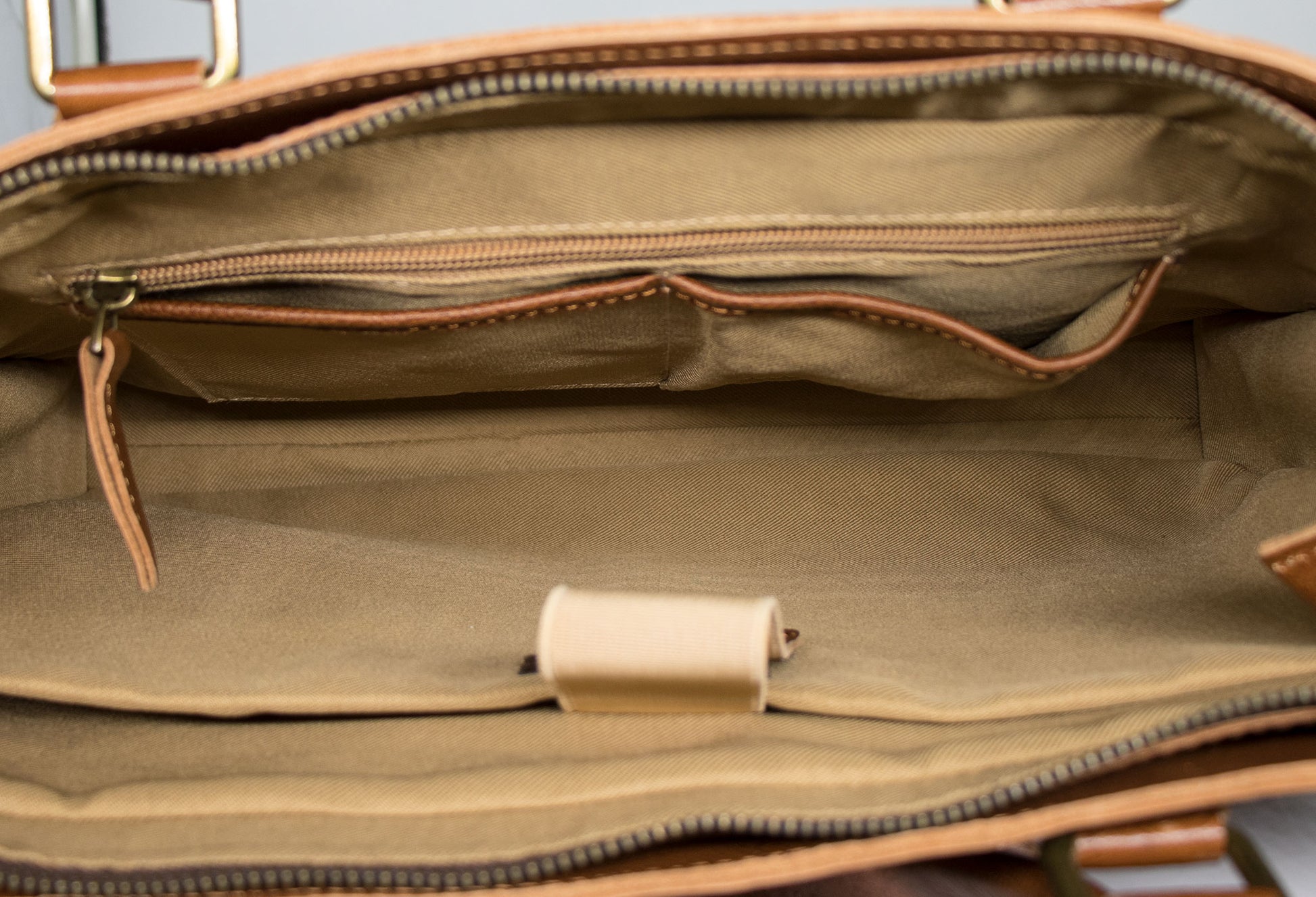 Piedras Chestnut Leather Messenger Bag